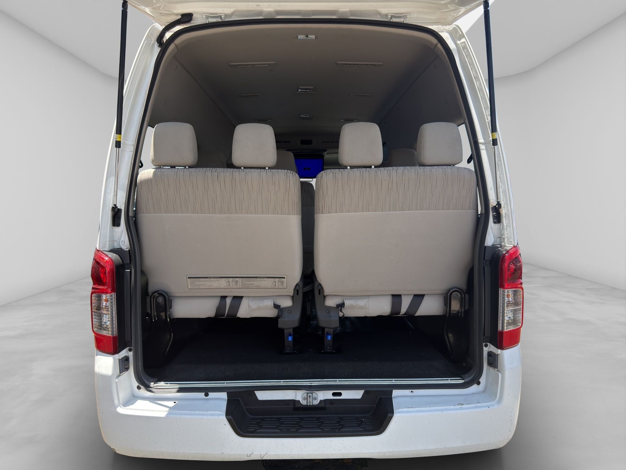 2022 Nissan URVAN 4 PTS AMPLIA TM5 AAC DESEM TRAS 15 PAS