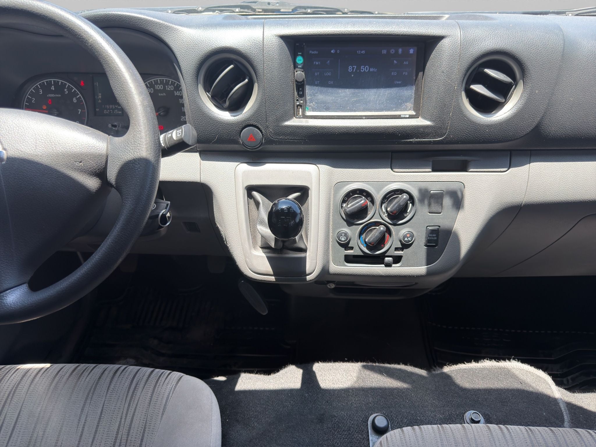 2022 Nissan URVAN 4 PTS AMPLIA TM5 AAC DESEM TRAS 15 PAS