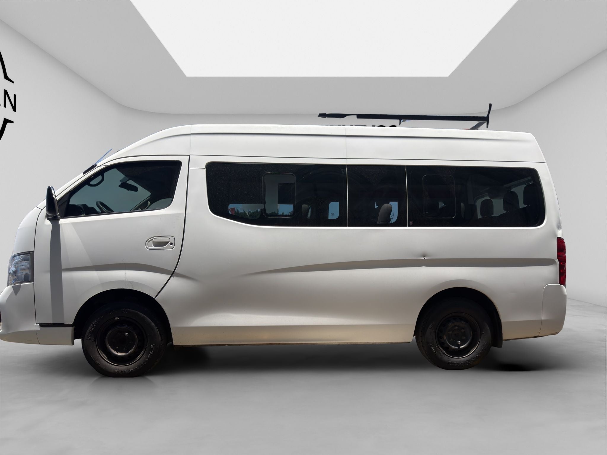 2022 Nissan URVAN 4 PTS AMPLIA TM5 AAC DESEM TRAS 15 PAS