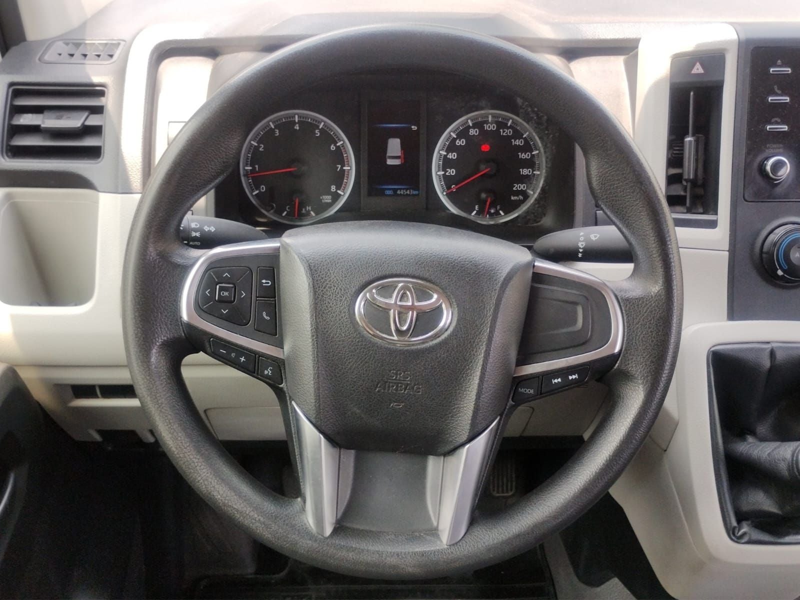 2023 Toyota HIACE 4 PTS DX SUPERLARGA TM5 CVENTANAS