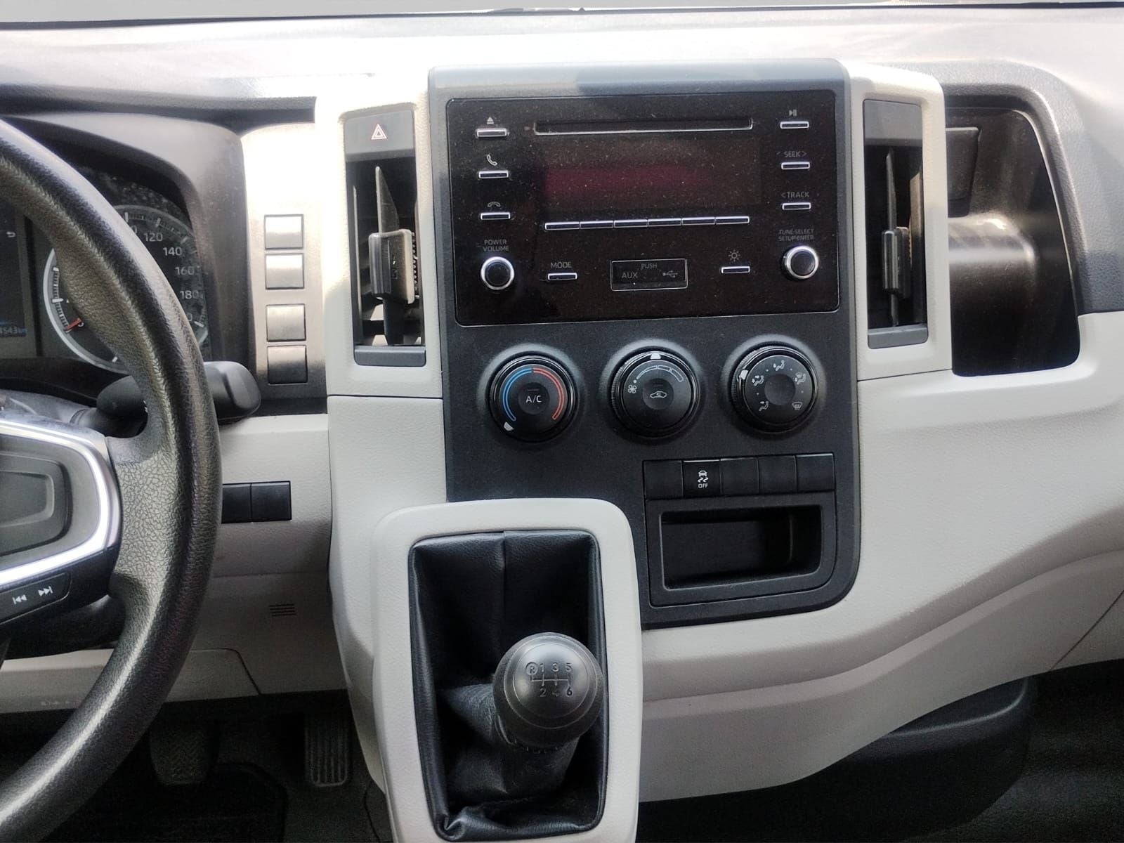 2023 Toyota HIACE 4 PTS DX SUPERLARGA TM5 CVENTANAS