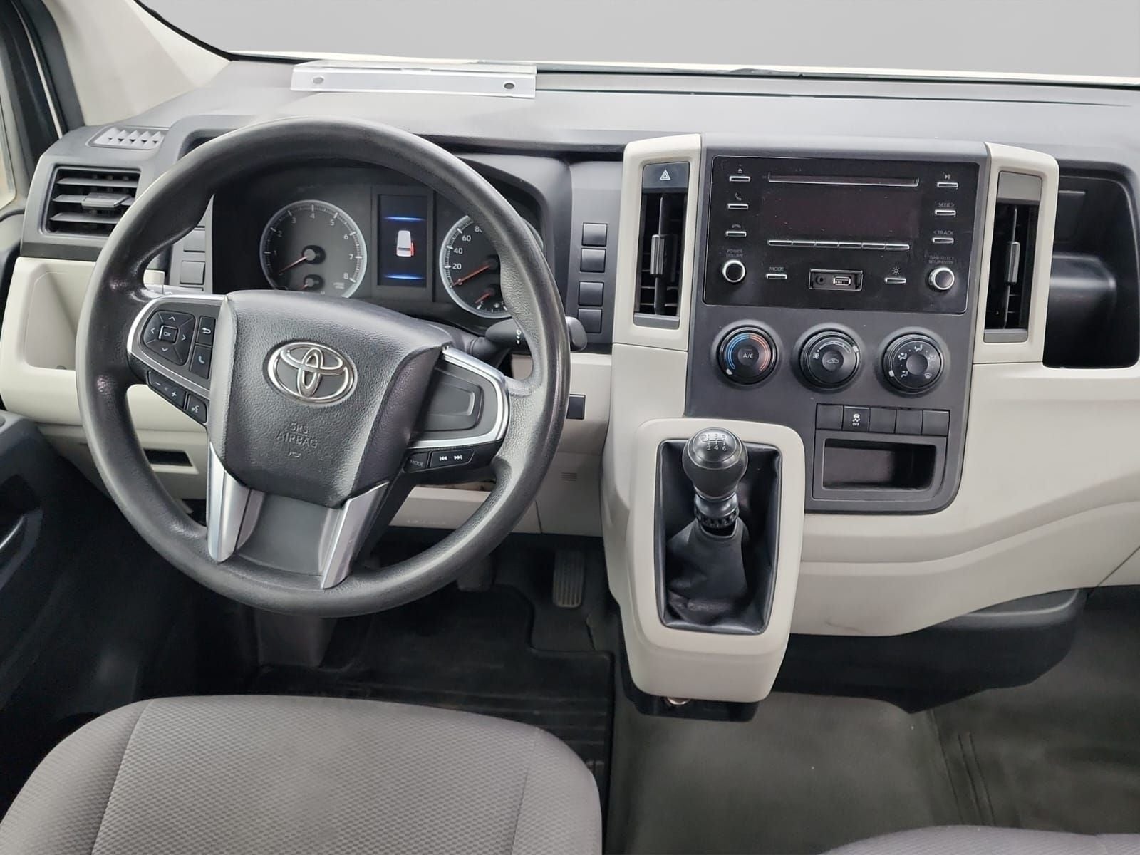 2023 Toyota HIACE 4 PTS DX SUPERLARGA TM5 CVENTANAS
