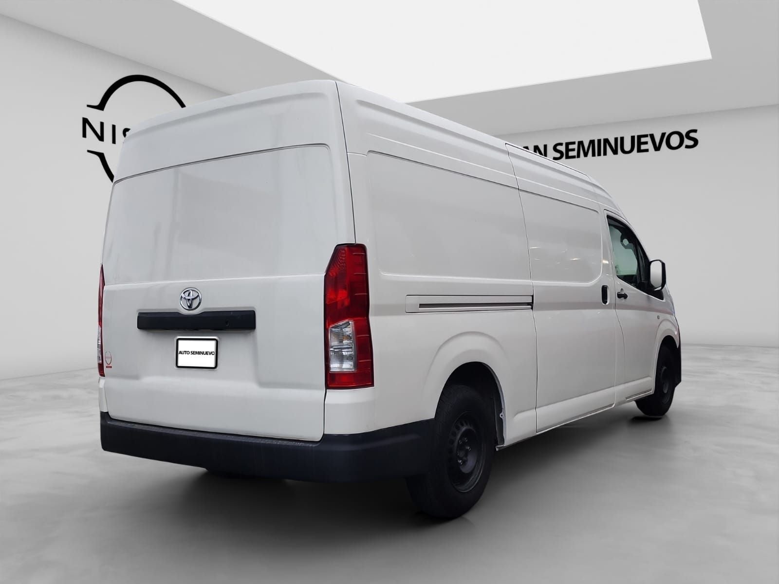 2023 Toyota HIACE 4 PTS DX SUPERLARGA TM5 CVENTANAS