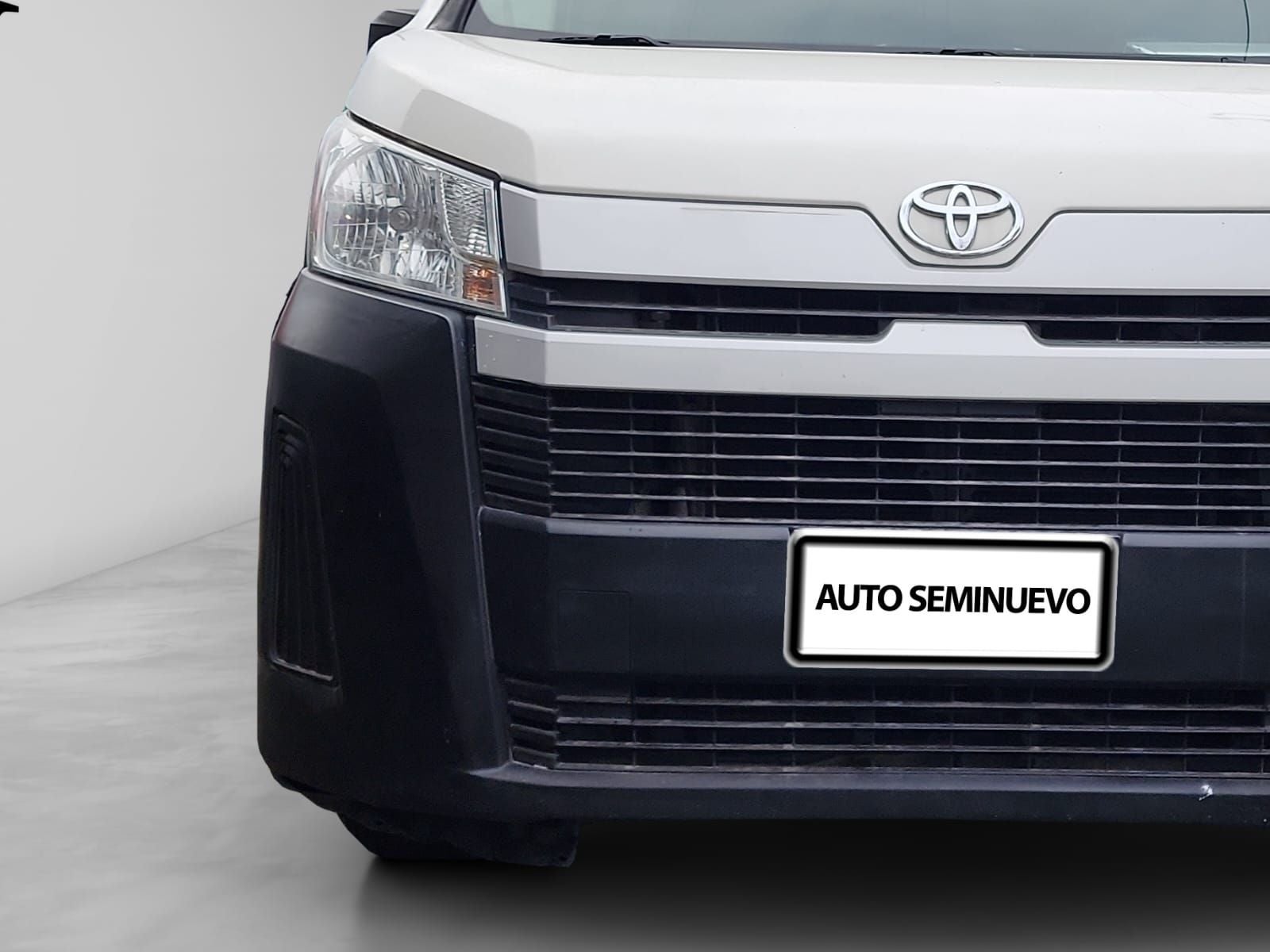 2023 Toyota HIACE 4 PTS DX SUPERLARGA TM5 CVENTANAS